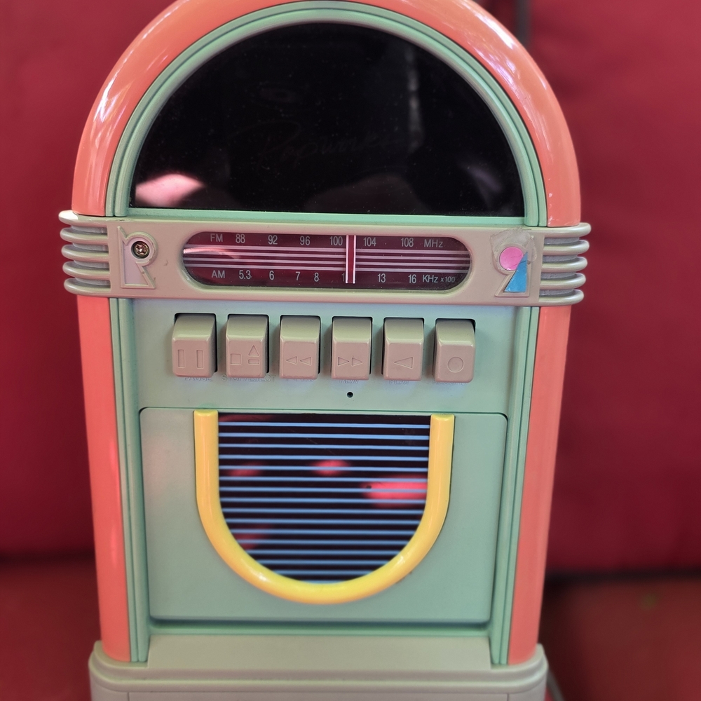 Retro Jukebox Speaker in Pink and Mint